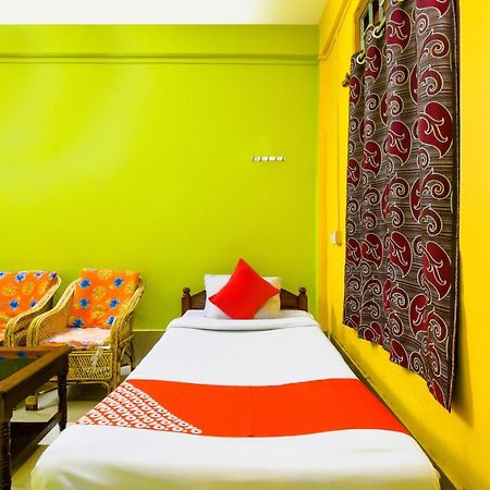 Oyo 70566 Hotel Aalo Along Екстериор снимка