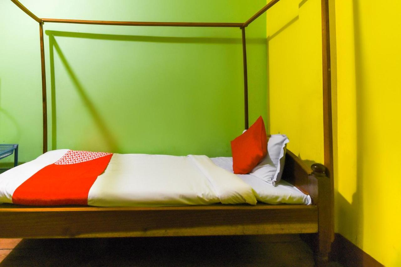Oyo 70566 Hotel Aalo Along Екстериор снимка