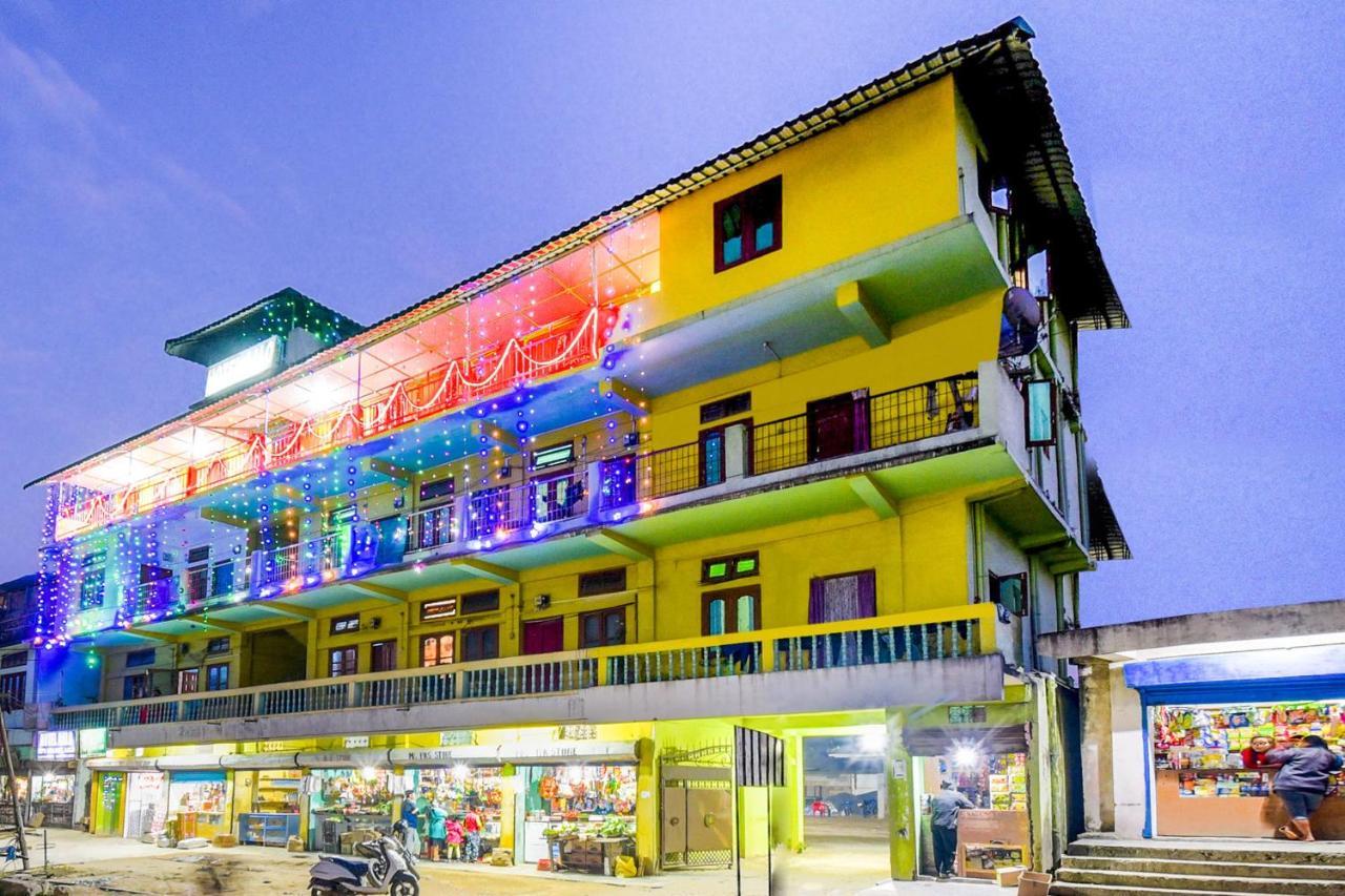 Oyo 70566 Hotel Aalo Along Екстериор снимка