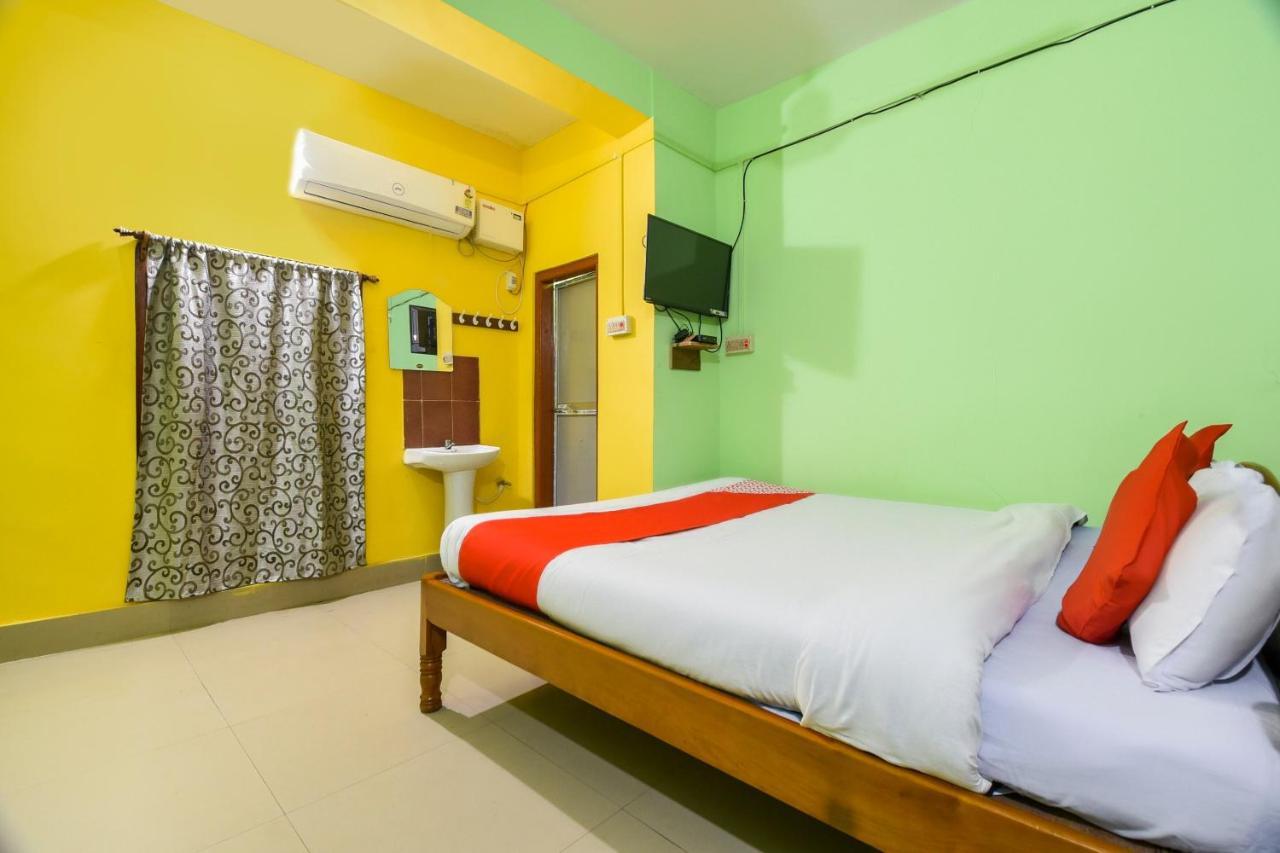 Oyo 70566 Hotel Aalo Along Екстериор снимка