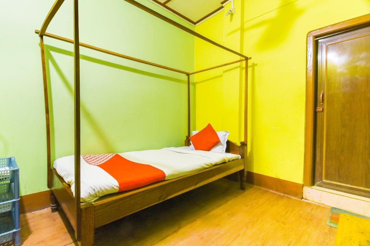 Oyo 70566 Hotel Aalo Along Екстериор снимка