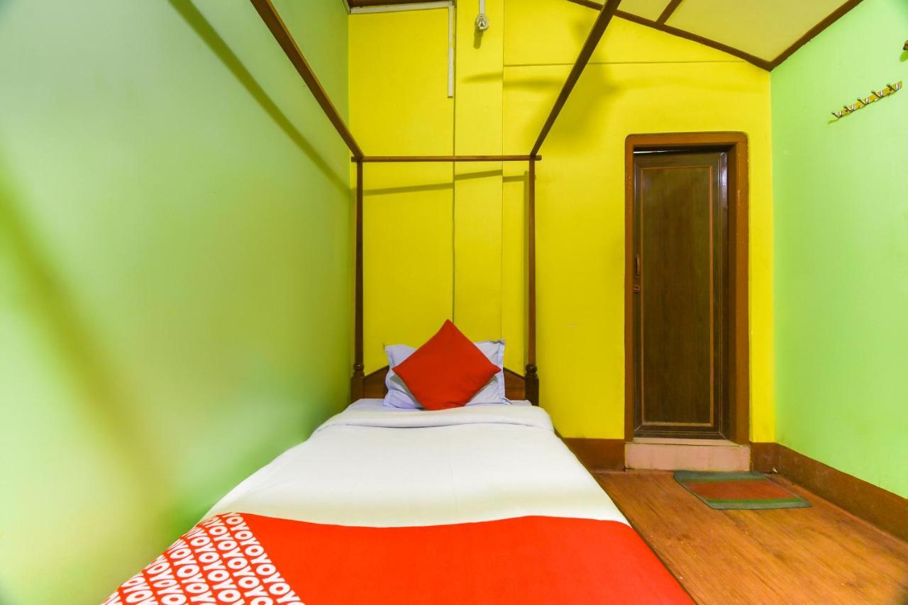 Oyo 70566 Hotel Aalo Along Екстериор снимка