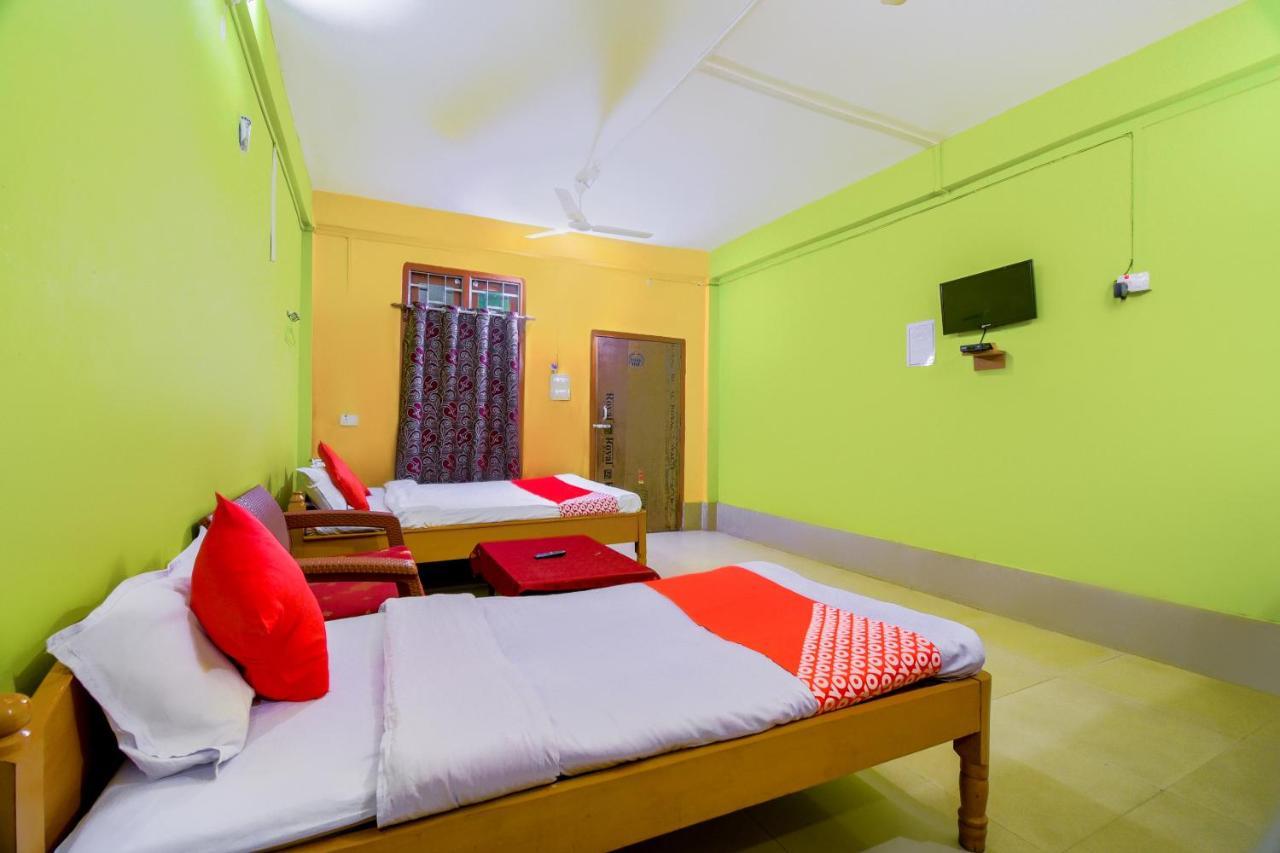 Oyo 70566 Hotel Aalo Along Екстериор снимка