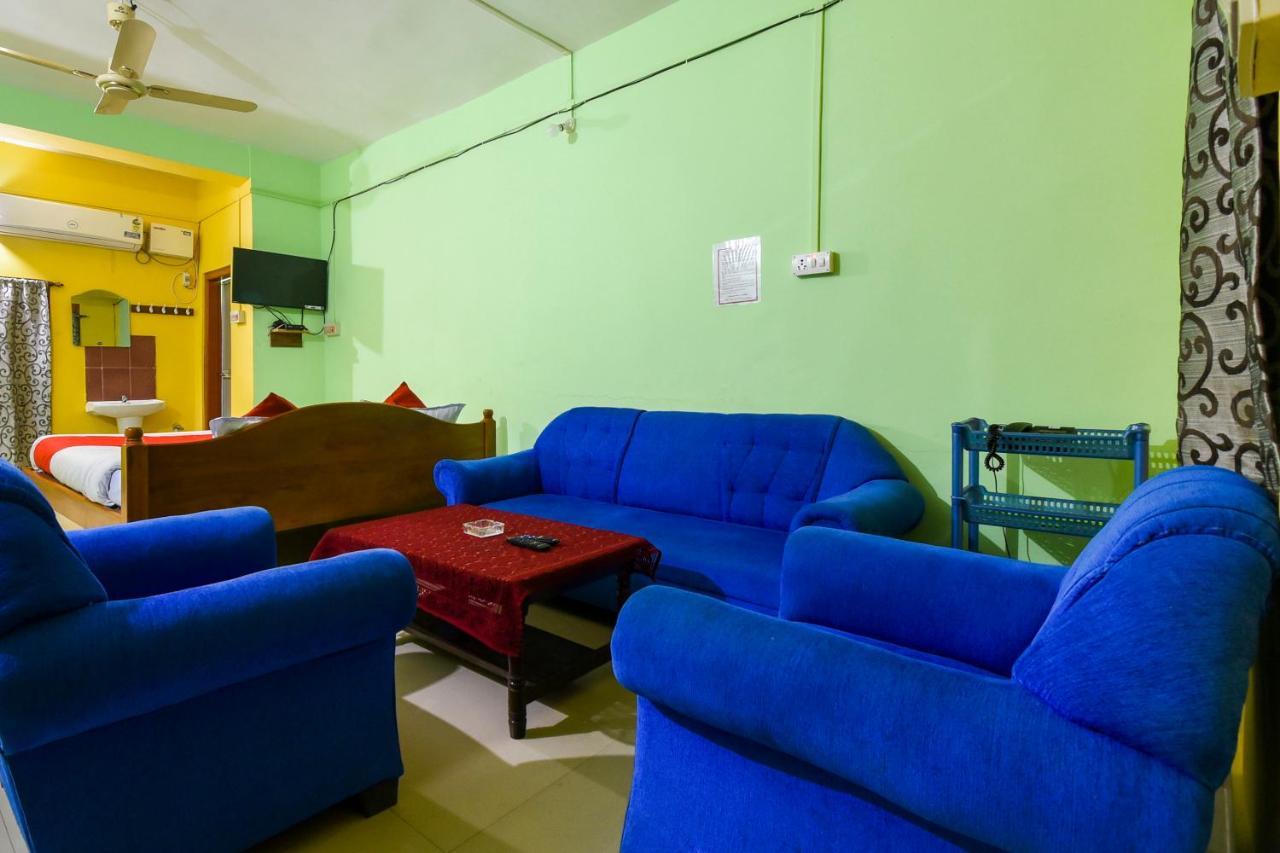 Oyo 70566 Hotel Aalo Along Екстериор снимка