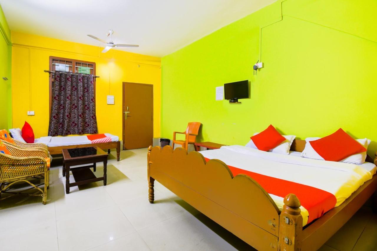 Oyo 70566 Hotel Aalo Along Екстериор снимка